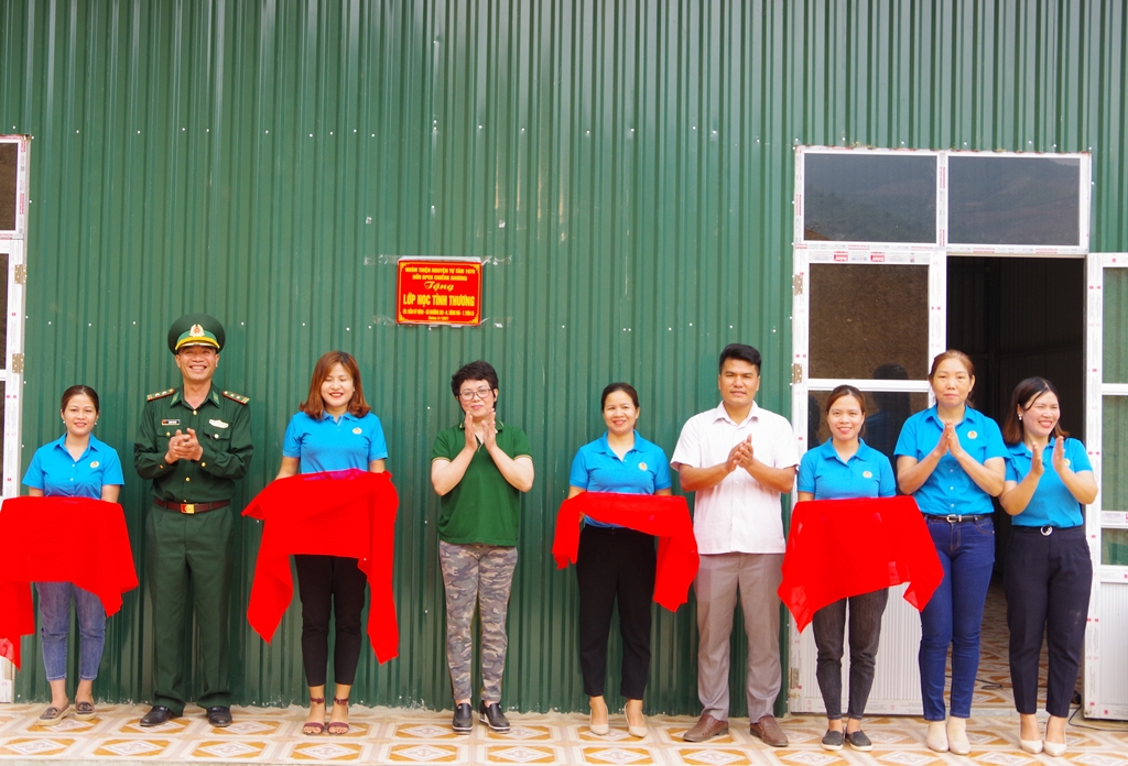 Trao “Lớp học tình thương” tặng điểm Trường Mầm non Kỳ Nình